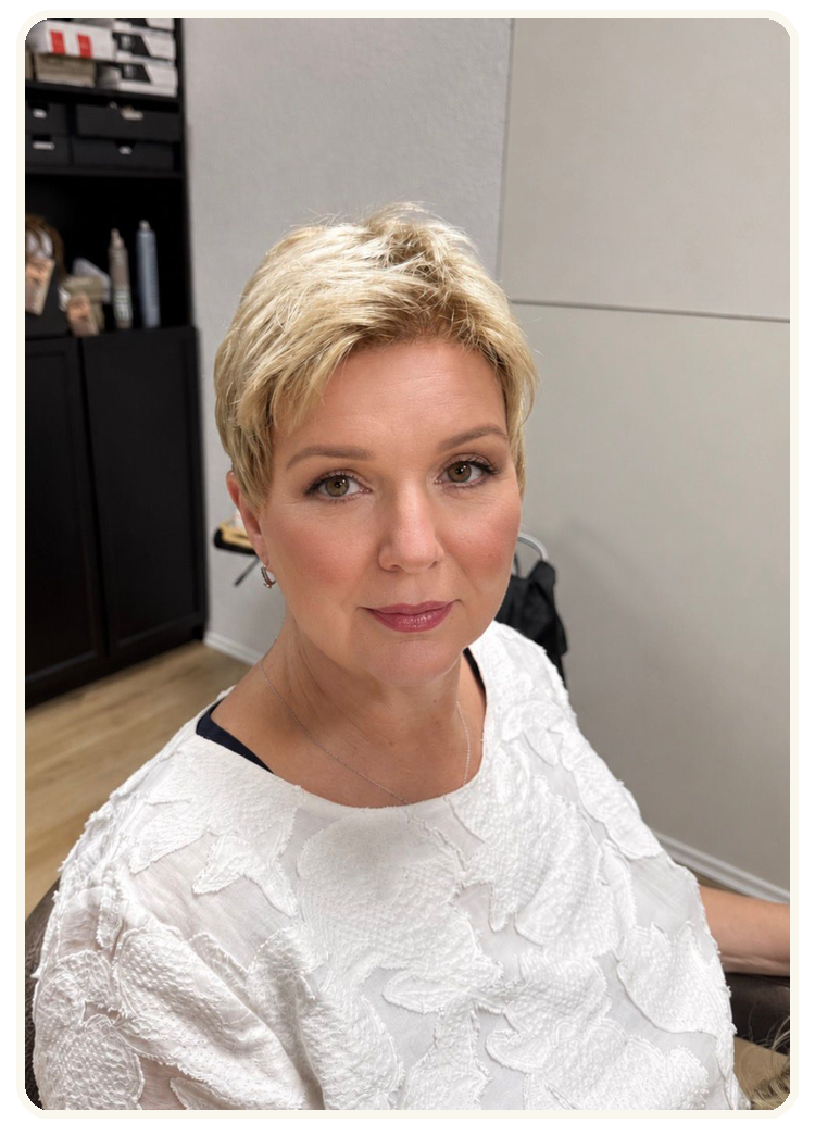 Kundin mit Kunsthaarperücke für einen natürlichen Look